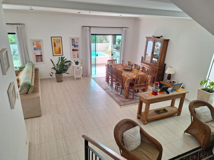 Casa à venda com 3 quartos, 240m² - Foto 1