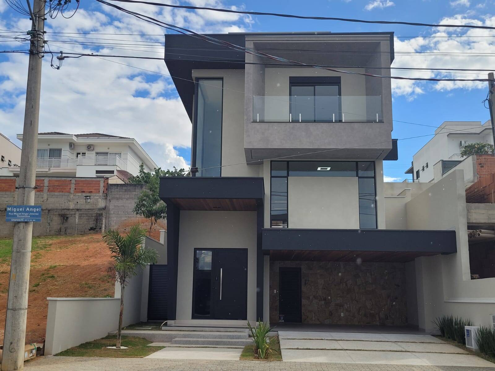 Casa à venda com 4 quartos, 263m² - Foto 1