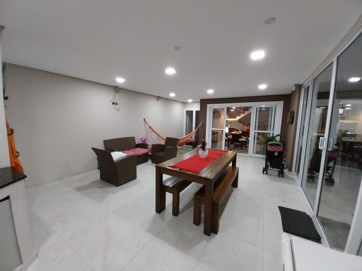 Casa à venda com 4 quartos, 241m² - Foto 1