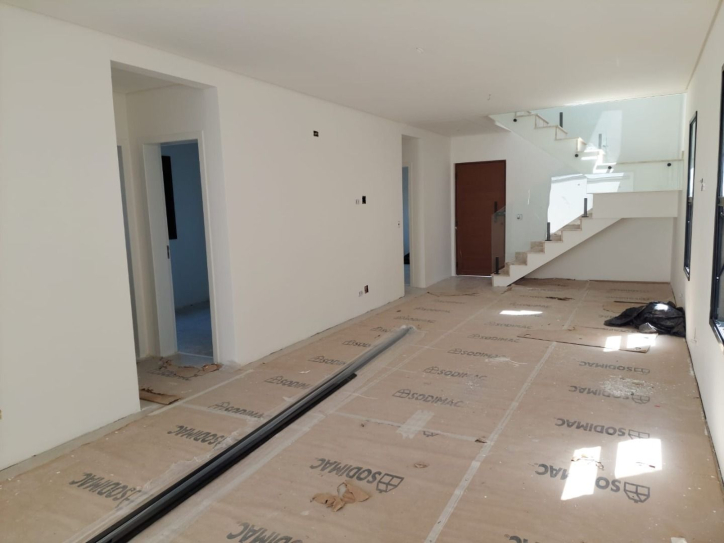 Casa à venda com 4 quartos, 230m² - Foto 1