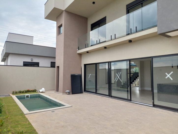 Casa à venda com 4 quartos, 237m² - Foto 1