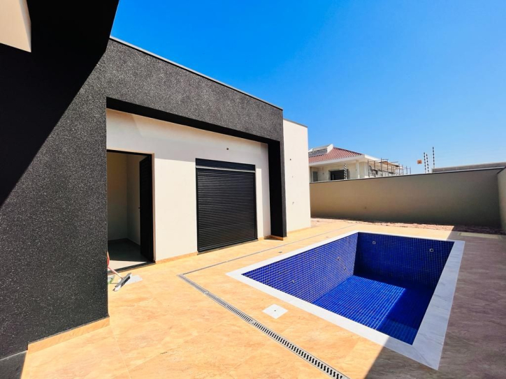 Casa à venda com 4 quartos, 221m² - Foto 1