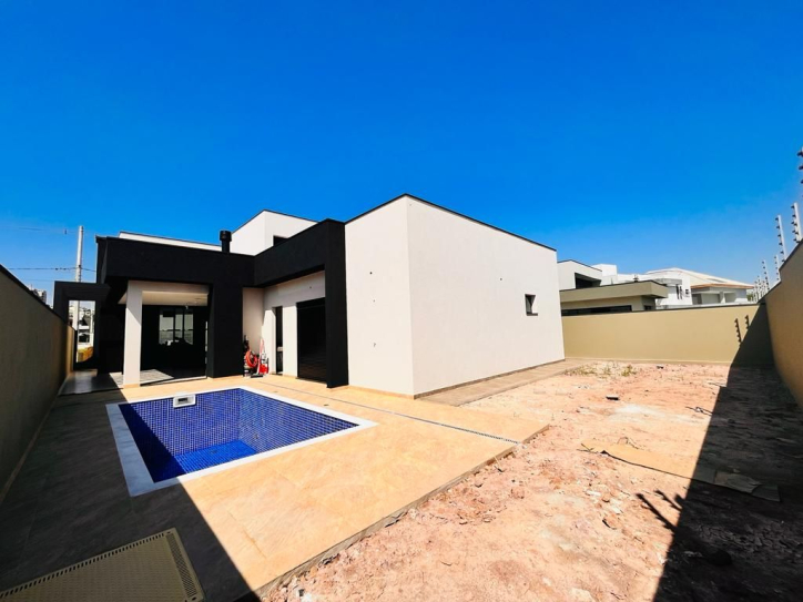 Casa à venda com 4 quartos, 221m² - Foto 2