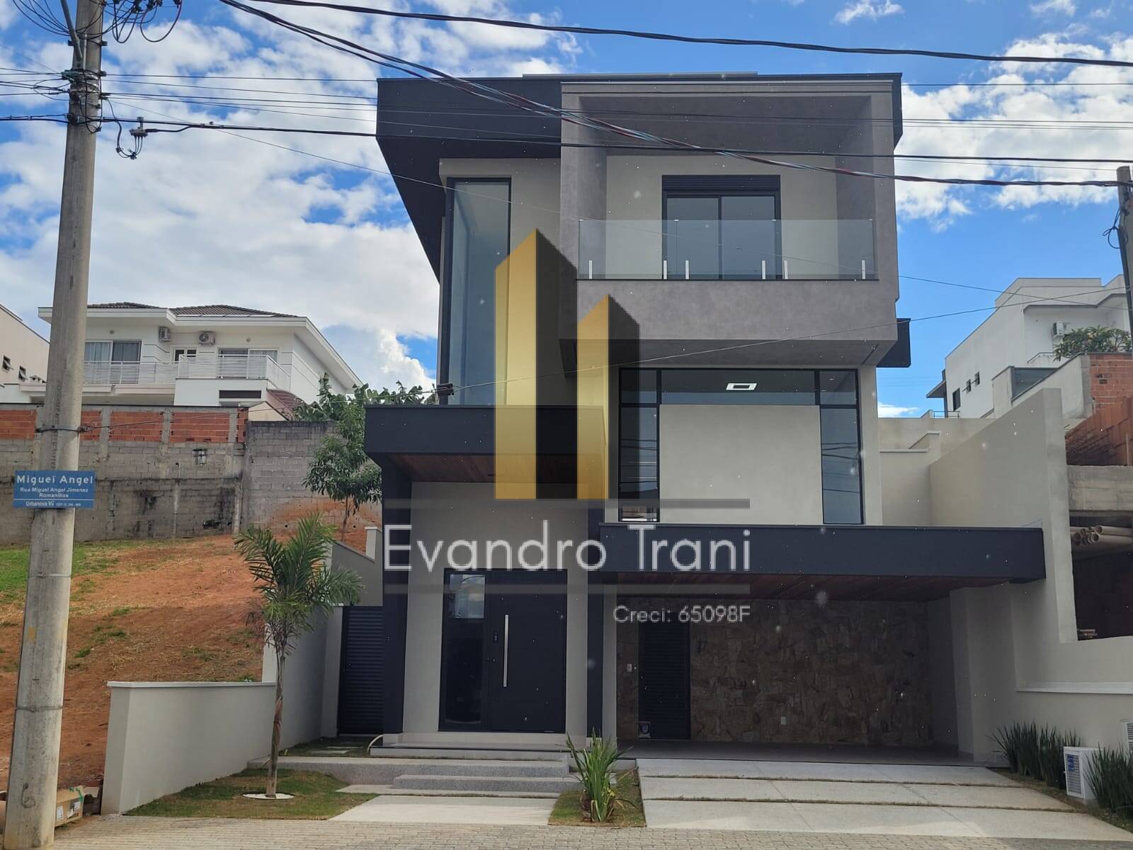 Casa à venda com 4 quartos, 263m² - Foto 2