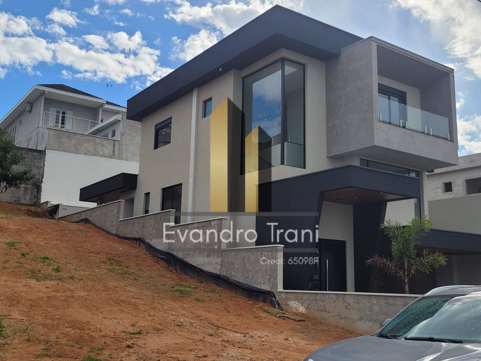 Casa à venda com 4 quartos, 263m² - Foto 1