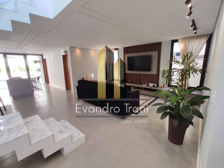 Casa à venda com 3 quartos, 230m² - Foto 1