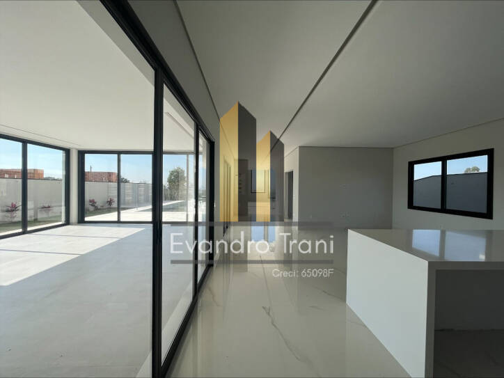 Casa à venda com 4 quartos, 620m² - Foto 2