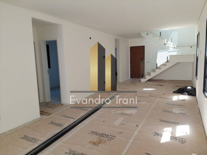 Casa à venda com 4 quartos, 230m² - Foto 1