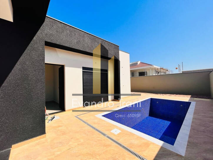 Casa à venda com 4 quartos, 221m² - Foto 1